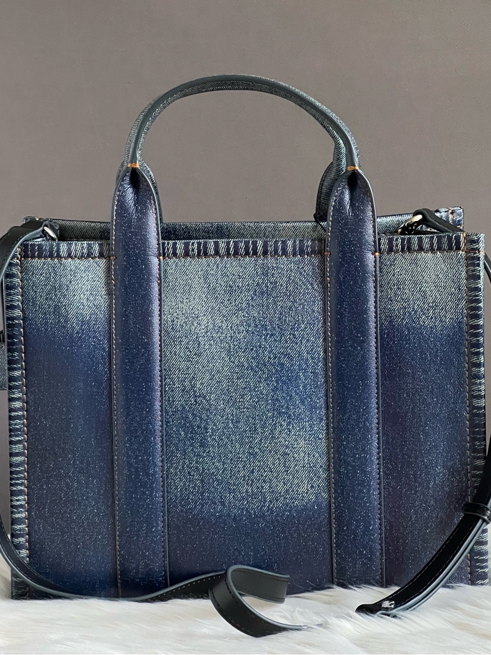 2F3HTT059H01 - Marc Jacobs The Denim-Printed Leather Medium Tote Bag - Picture 5 of 15
